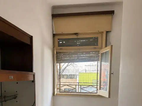VENTA PH 4 AMB C/TERRAZA, A REFACCIONAR, BARRACAS