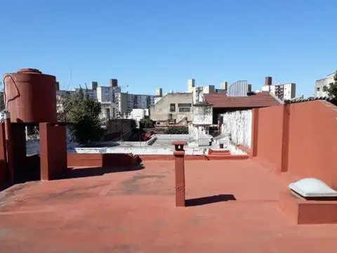 CASA CON DOS DTOS 3 AMB EN BLOCK  CON FONDO LIBRE 45 MTS