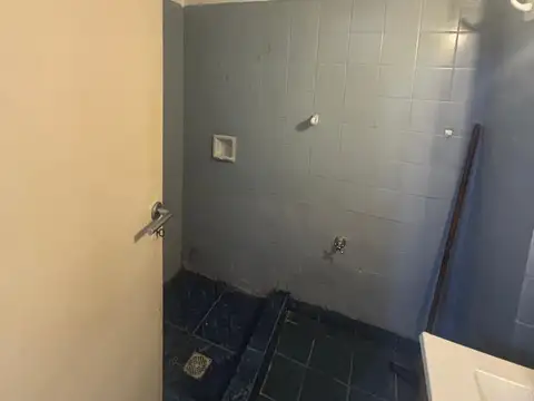 1 AMBIENTE LATERAL LUMINOSO - CON UN PATIO 3X3 - APTO PROFECIONAL