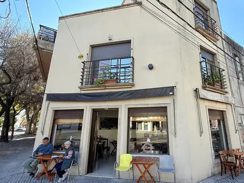 Venta Casa 3 Dormitorios Cocheras Terraza Y Local Comercial. Abasto