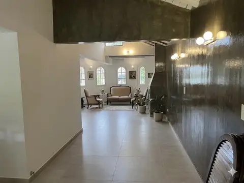 Casa en Alquiler con 2 cocheras
