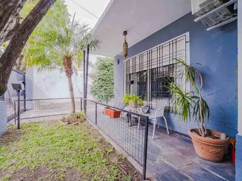 VENTA CASA CON JARDIN EN CASTELAR