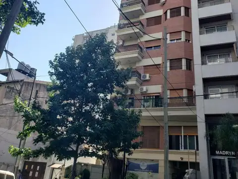 Cochera techada en edificio, en Alquiler.