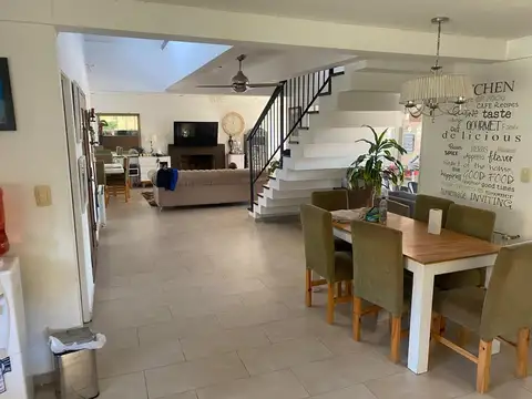 Casa en Venta con 2 cocheras