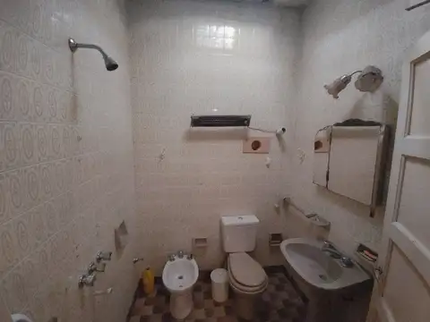 VENTA Casa al frente a refaccionar arroyito