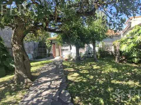 Venta casa 4 ambientes con jardín y cochera en Sarandi