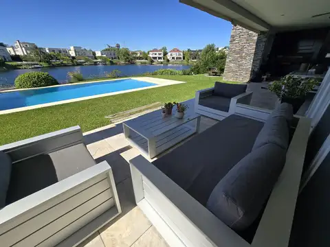 Casa de categoría al lago , alquiler con muebles ! Única en su estilo!