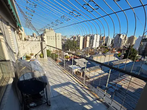 MUY BUEN DEPARTAMENTO 3 AMB. - AL FRENTE CON GRAN BALCON TERRAZA - SUPER LUMINOSO - GRAN UBICACION