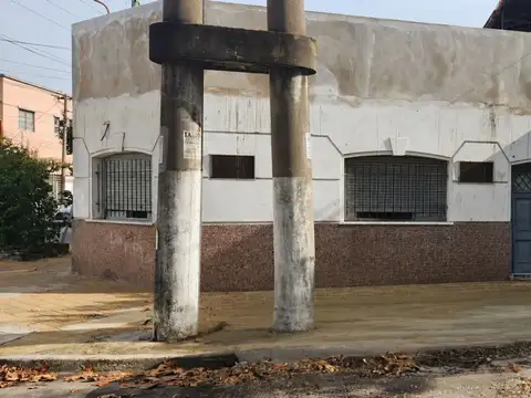 VENTA CASA EN ESQUINA 4 AMB+DEPTO 3 AMB CIUDADELA