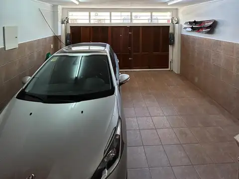 Impecable casa sobre s/ lote 11x35  5 ambientes, 4 dormitorios, salida a dos calles, entrada por Bucarelli y por Bauness