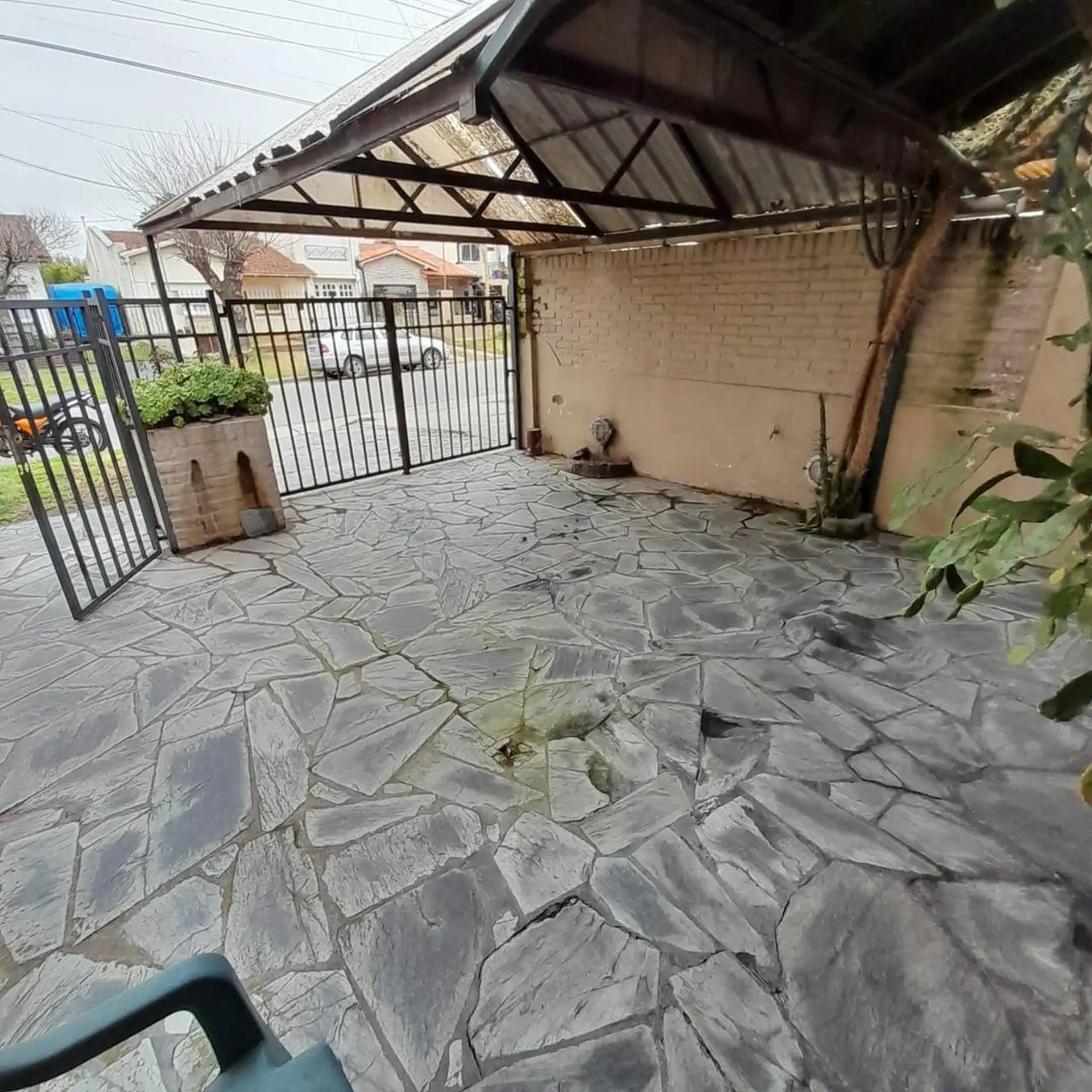 VENTA O PERMUTA, CASA 4 AMBIENTES CON PARQUE Y TERRAZA