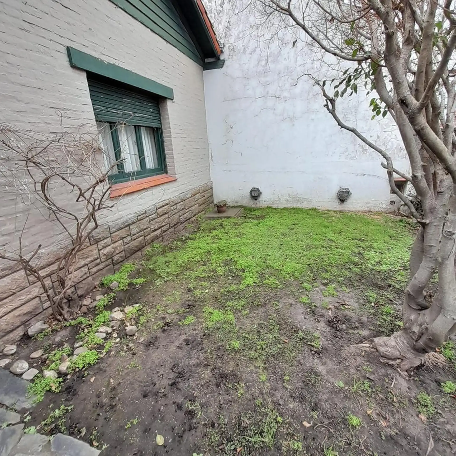 VENTA O PERMUTA, CASA 4 AMBIENTES CON PARQUE Y TERRAZA
