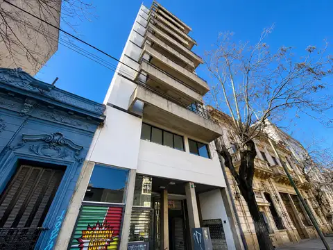 Departamento de 1 dormitorio con cochera en alquiler en La Plata sobre Calle 55 [Cod: 5]