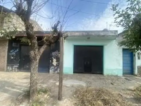 CASA 4 AMBIENTES SOBRE AMPLIO LOTE CON 2 LOCALES AL FRENTE