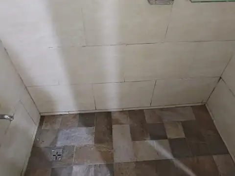 Monoambiente al frente con balcón. Baño, cocina separada y lavadero. Impecable estado!