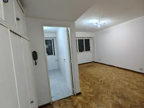 Monoambiente al frente con balcón. Baño, cocina separada y lavadero. Impecable estado!