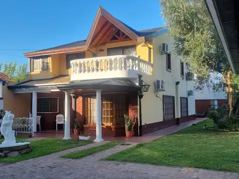 Casa 6 ambientes con 4 baños