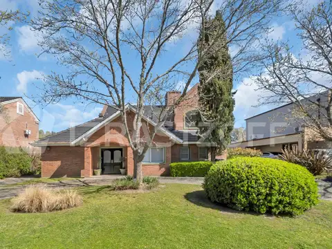 Casa en venta en La Delfina, suite en planta baja, 4 cuartos y escritorio - OPORTUNIDAD