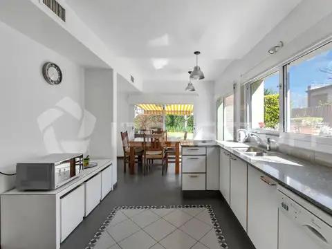 Casa en venta en La Delfina, suite en planta baja, 4 cuartos y escritorio - OPORTUNIDAD