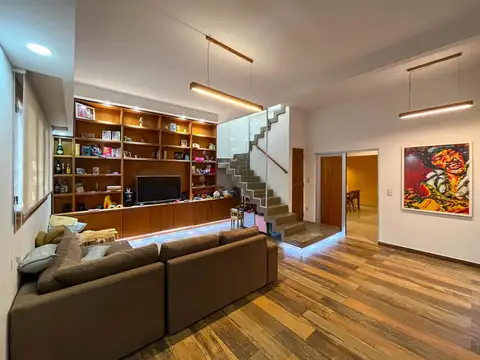 Casa de 2 dormitorios   comodin con cocheras, patio, terraza