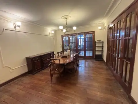 Casa 10 ambientes con 2 baños