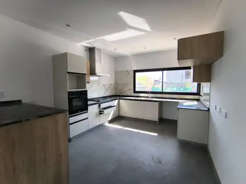 CASA 4 DORMITORIOS 3 BAÑOS B° Estancia Bulnes