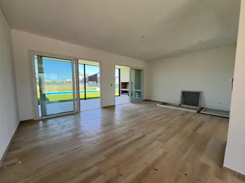 Casa 4 ambientes con 2 baños