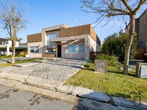 Casa 5 Dormitorios, Barrio Las Acacias, HUDSON, Berazategui