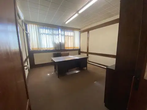 Oficina 9 ambientes con 2 baños