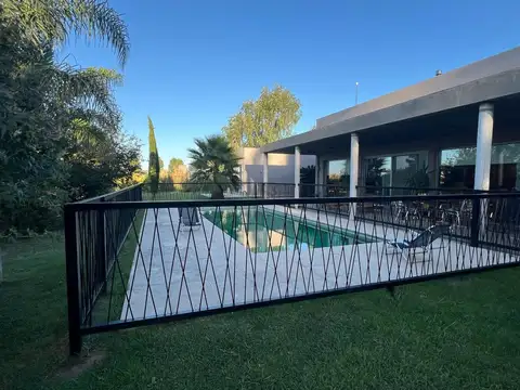 Casa en Venta con 3 cocheras