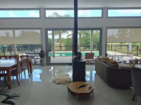 Casa 8 ambientes con 4 baños