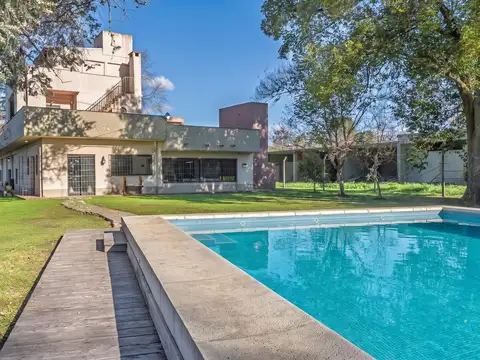 Casa 8 ambientes con 4 baños