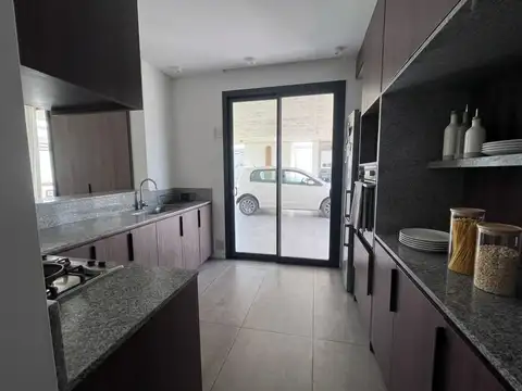Casa 4 ambientes con 3 baños