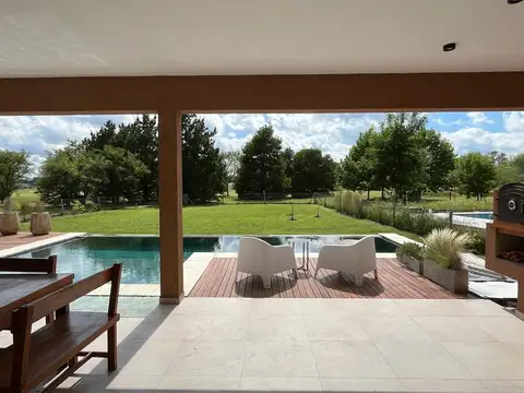 Casa 5 ambientes con 4 baños