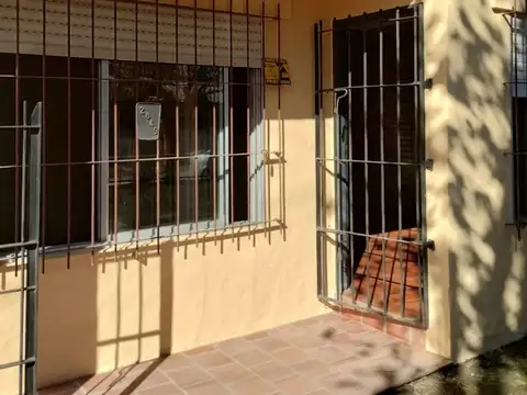 Casa 6 ambientes con 2 baños