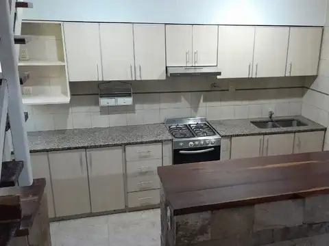 ALQUILER CASA 4 AMBIENTES CON PATIO EN LOMAS