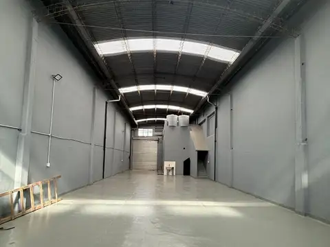 Galpon en Lote Propio de 8,66 x 30mts Completamente Refaccionado a Nuevo Entrada de Camion