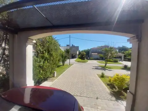 Casa 8 ambientes con 4 baños