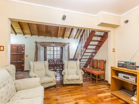 VENTA CASA 5 AMBIENTES EN CASTELAR