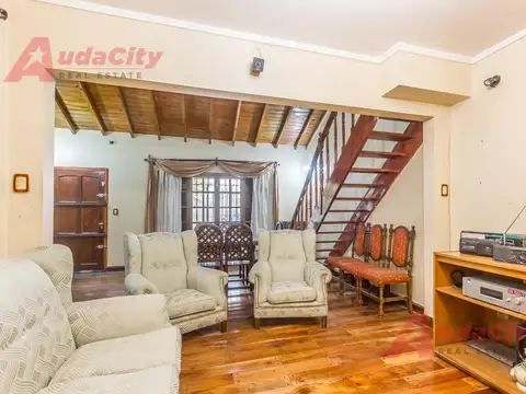 VENTA CASA 5 AMBIENTES EN CASTELAR