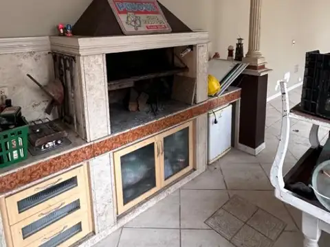 Casa en Alquiler con 4 cocheras