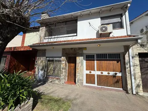 RETASADA. Casa con 3 dormitorios mas escritorio