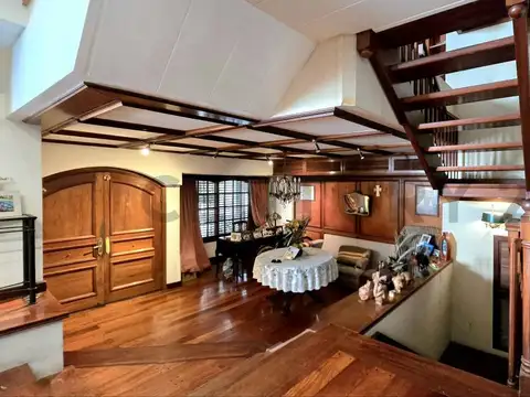 VENTA CASA BELGRANO R A RECICLAR DE 11 AMBIENTES CON COCHERA, PILETA, JARDIN, QUINCHO Y SAUNA