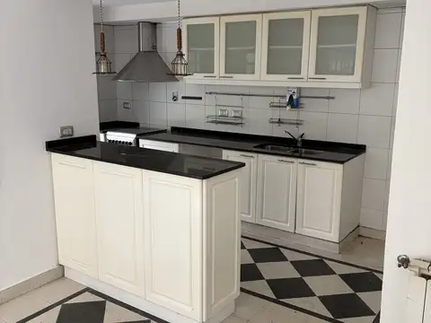 Excelente propiedad de 4 dormitorios + escritorio a mts. de Avenida Maipú 