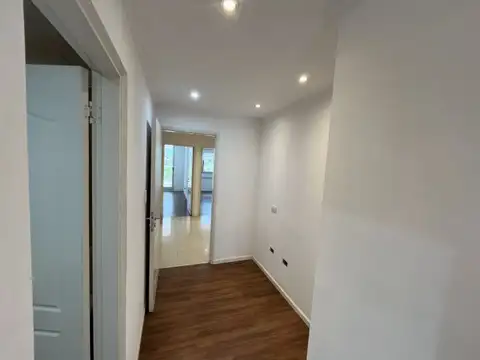 Departamento 8 ambientes con 2 baños