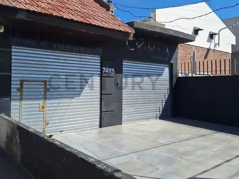 LOCAL COMERCIAL A LA VENTA, IDEAL PARA TODO TIPO DE EMPRENDIMIENTO SOBRE AV. 520 EN MELCHOR ROMERO!!