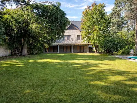 Venta de casa con terreno de 1100m2 en Del Viso