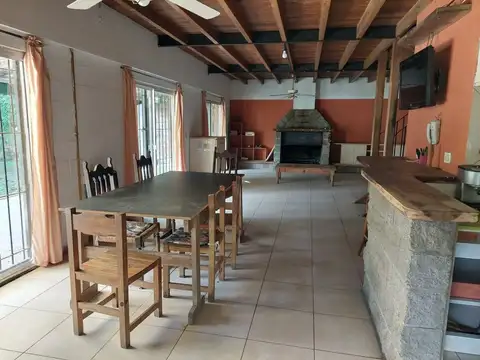Venta de casa con terreno de 1100m2 en Del Viso