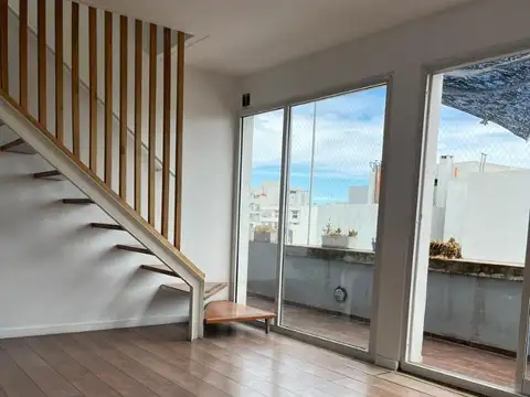 Padilla 1028 Duplex en piso alto. Muy luminoso.