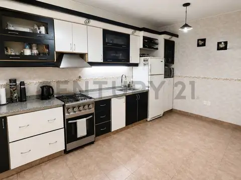 Casa en Venta con 3 cocheras